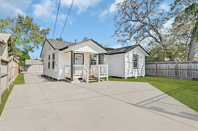 view of front of property featuring a front yard