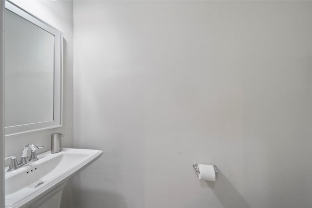 bathroom featuring sink