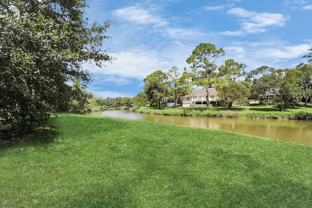 view of yard featuring a water view