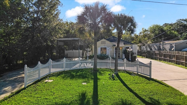 view of front of house featuring a front lawn