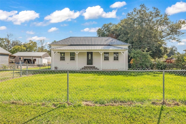 view of front of home featuring a front yard