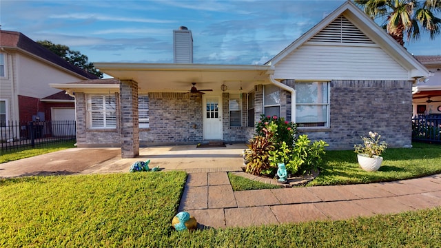 view of front of house featuring covered porch, ceiling fan, and a front yard