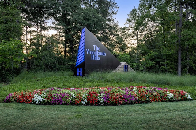 community / neighborhood sign featuring a lawn