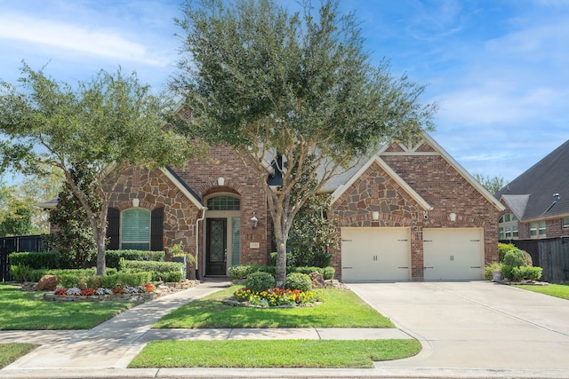 view of front facade featuring a front lawn