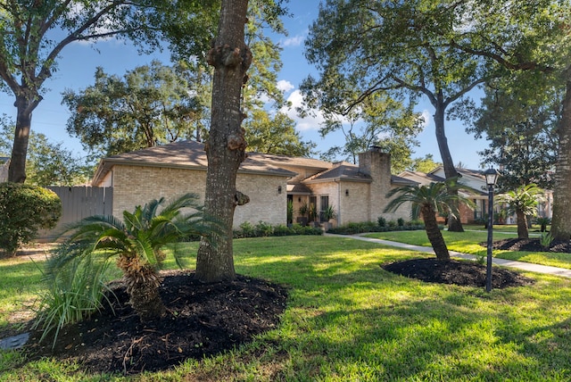 single story home with a front yard