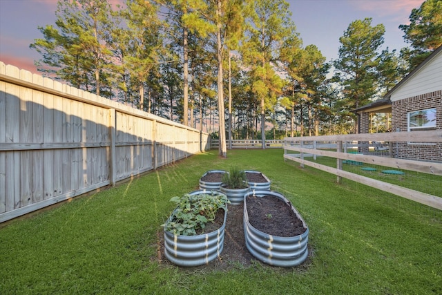 view of yard at dusk