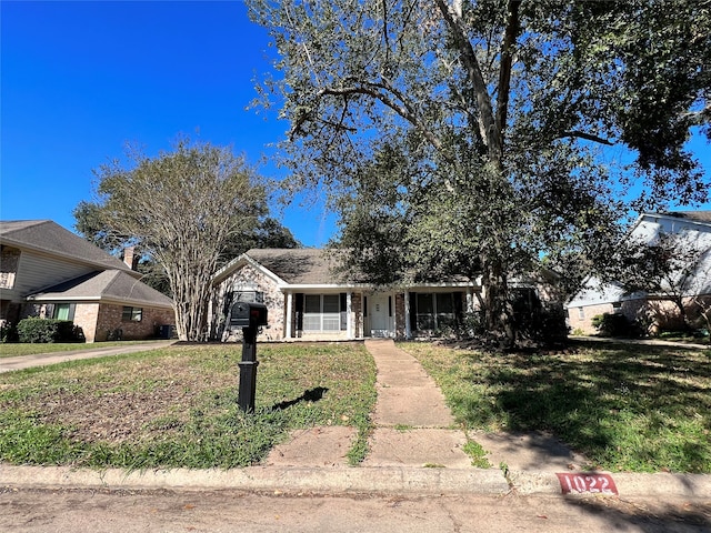 view of front of property featuring a front lawn