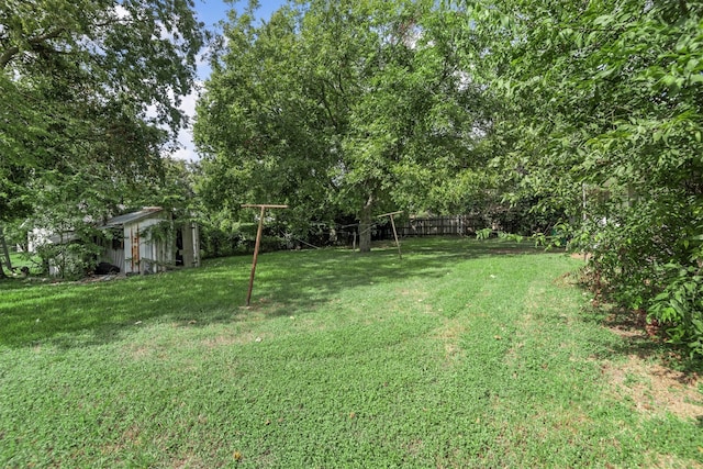 view of yard featuring a shed