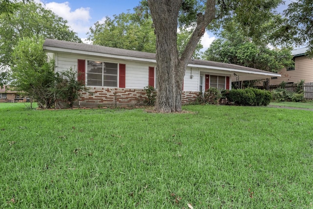 single story home featuring a front yard