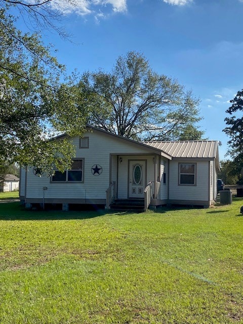 view of front of property featuring a front yard