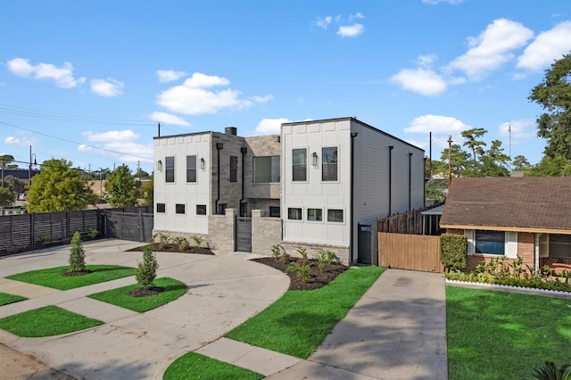 view of front of property featuring a front lawn