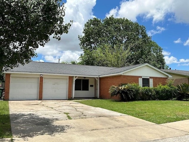 ranch-style house featuring a front lawn and a garage