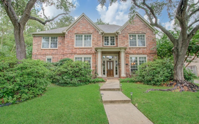 view of front of home featuring a front lawn