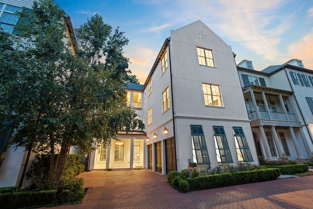 view of front of property featuring a balcony