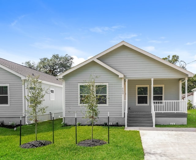 6609 Greenhurst St, Houston, TX 77091 - view of front of property with covered porch and a front yard