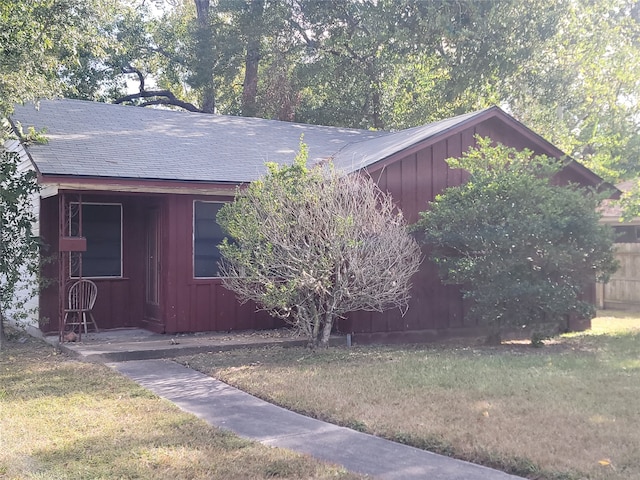 view of side of property featuring a lawn