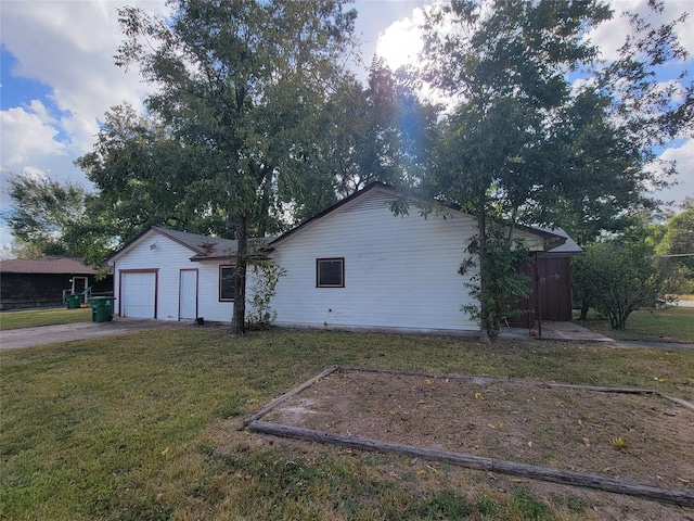 view of front of property featuring a front yard and a garage