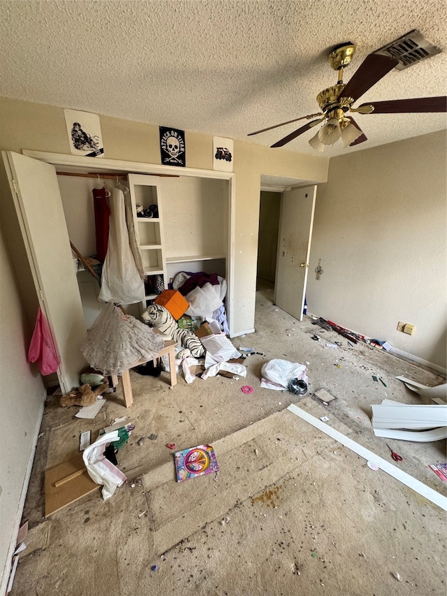 unfurnished bedroom featuring ceiling fan and a textured ceiling