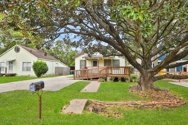 view of front of house featuring a front yard