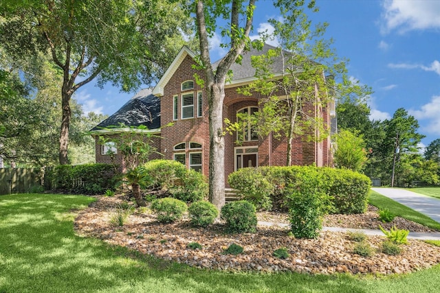 view of front facade featuring a front lawn