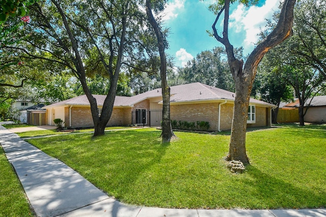 single story home with a front yard