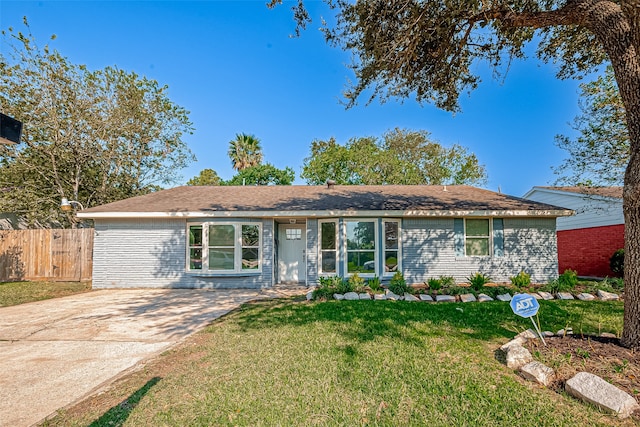 ranch-style home featuring a front yard