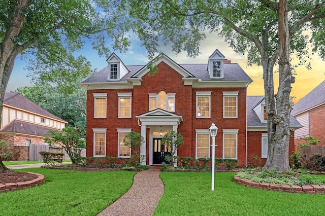 colonial house featuring a lawn