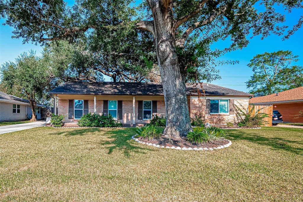 ranch-style home with a front lawn