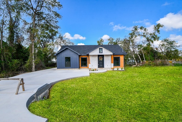 modern inspired farmhouse with a front yard