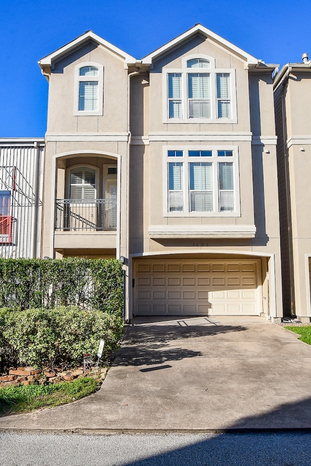 view of front facade featuring a garage