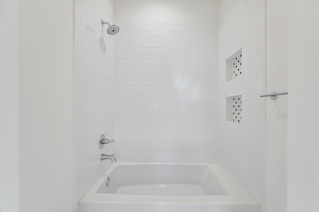 bathroom with tiled shower / bath