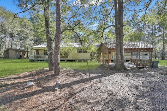 view of front of home featuring a porch and a front yard