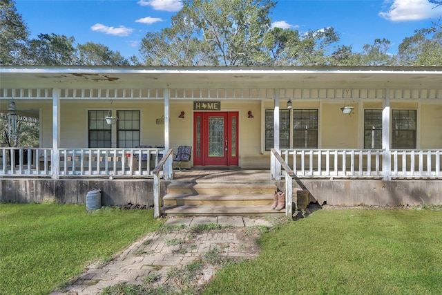 view of front of property featuring a porch and a front lawn