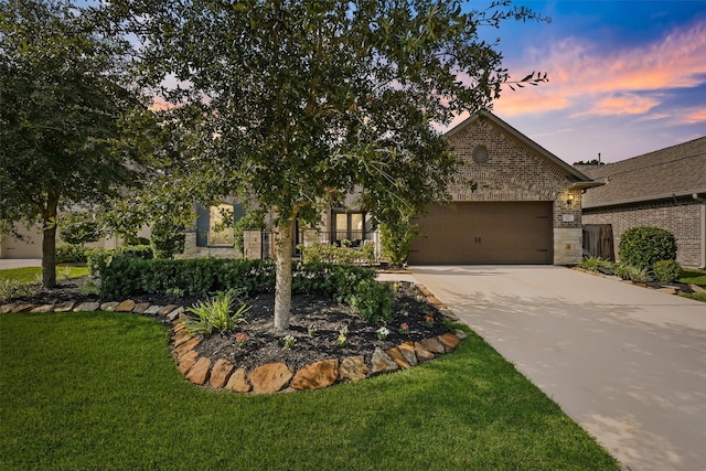 view of front of house featuring a yard and a garage