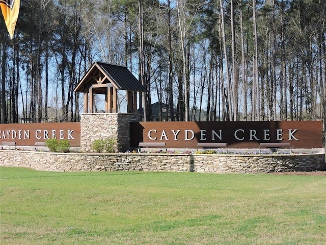 community sign with a yard