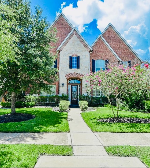 view of front of property with a front yard