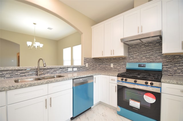 kitchen featuring white cabinetry, sink, stainless steel appliances, an inviting chandelier, and backsplash