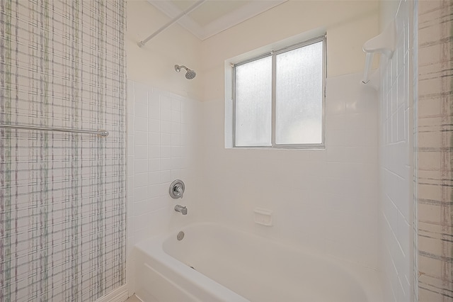 bathroom featuring tiled shower / bath