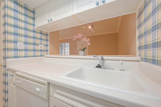 bathroom with crown molding and vanity