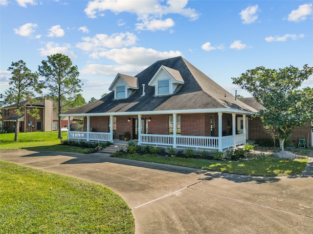 view of front of property featuring a front yard and covered porch