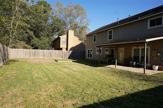 view of yard featuring a patio area