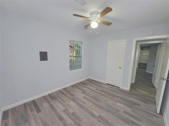 unfurnished bedroom with light wood-type flooring, a closet, and ceiling fan