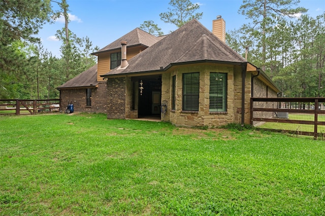 view of front facade with a front yard