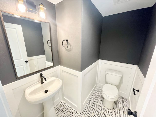 bathroom featuring toilet and sink