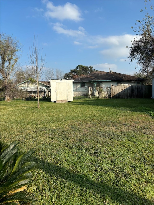 view of yard featuring a storage unit