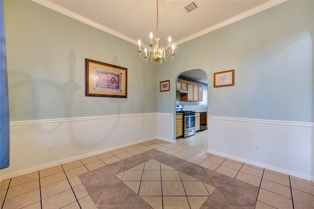 interior space with ornamental molding, light tile patterned floors, and a chandelier