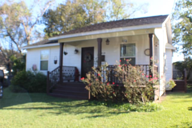 view of front facade featuring a porch and a front lawn