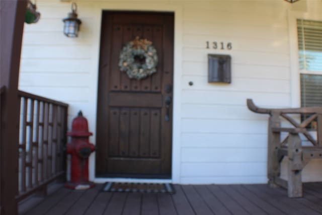 property entrance with covered porch