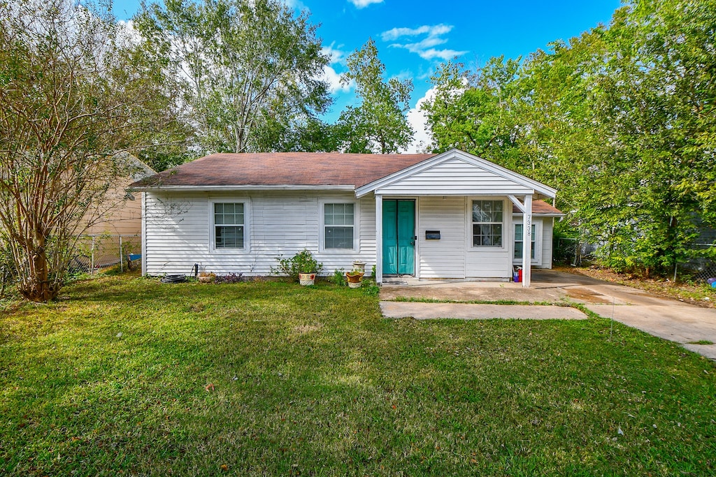 single story home featuring covered porch and a front lawn