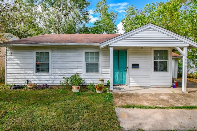 single story home with a front yard